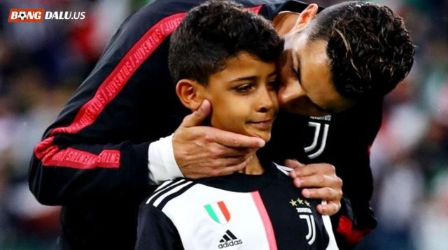 Cristiano Ronaldo là tấm gương và nguồn cảm hứng của Ronaldo Jr
