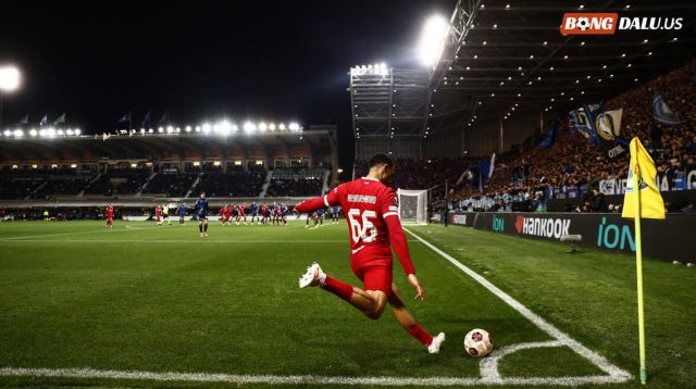 Đá phạt với góc ngắn và phối hợp cùng nhóm là cách đá phổ biến nhất