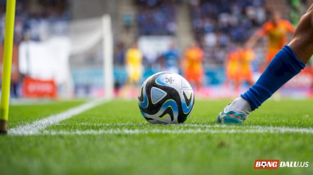 Trọng tài được phép yêu cầu đá lại khi phát hiện bóng bị gió di chuyển