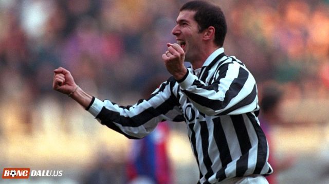 Zinédine Zidane đã bộc lộ tài năng chơi bóng đá từ khá sớm