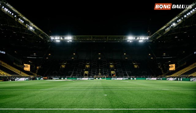 Bóng đá 11 người là gì và có dùng sân riêng không?