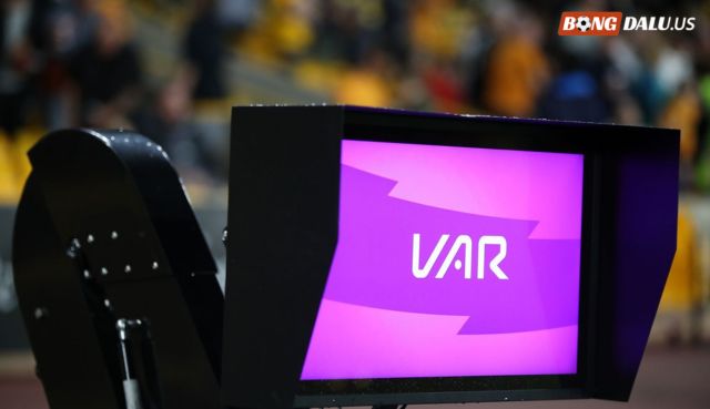 Luật VAR được áp dụng như thế nào trong bóng đá hiện nay?